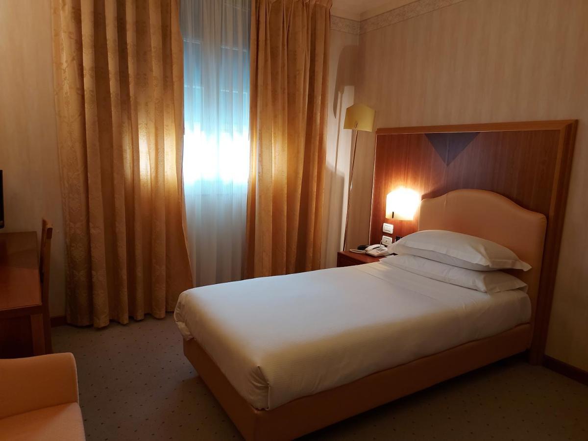 Phi Hotel Astoria Susegana Exteriör bild