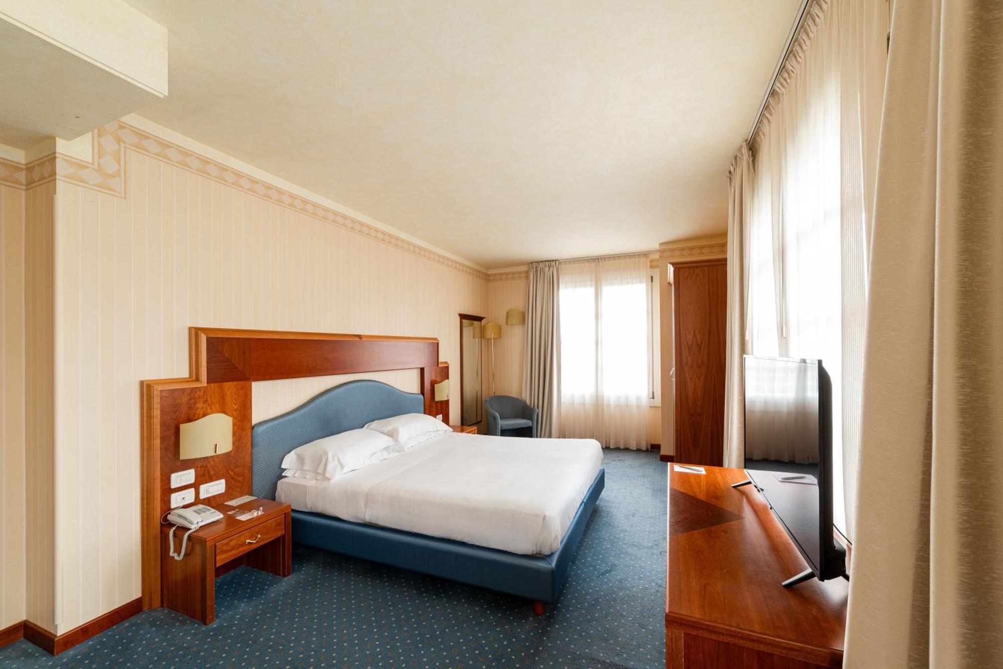 Phi Hotel Astoria Susegana Exteriör bild