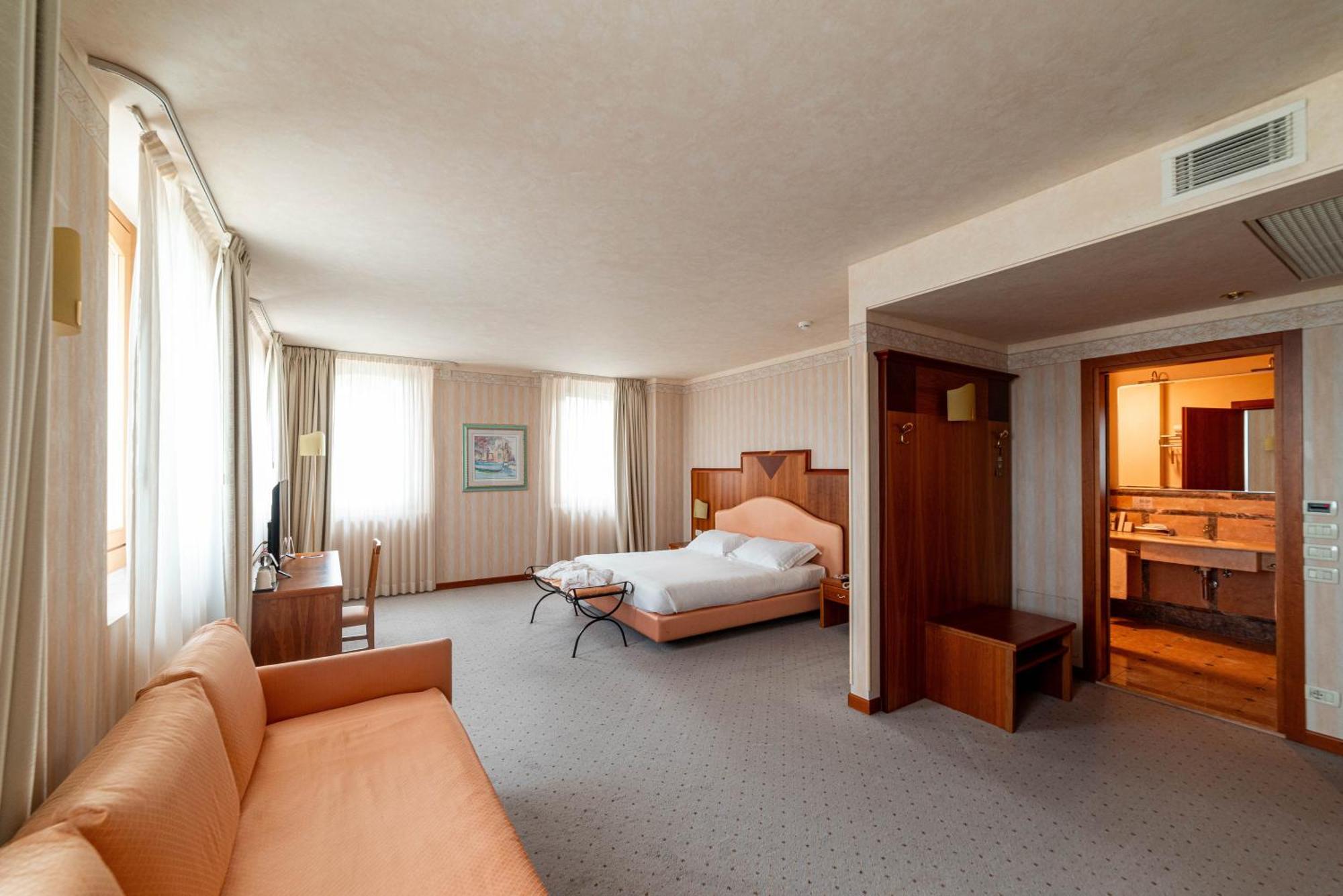 Phi Hotel Astoria Susegana Exteriör bild