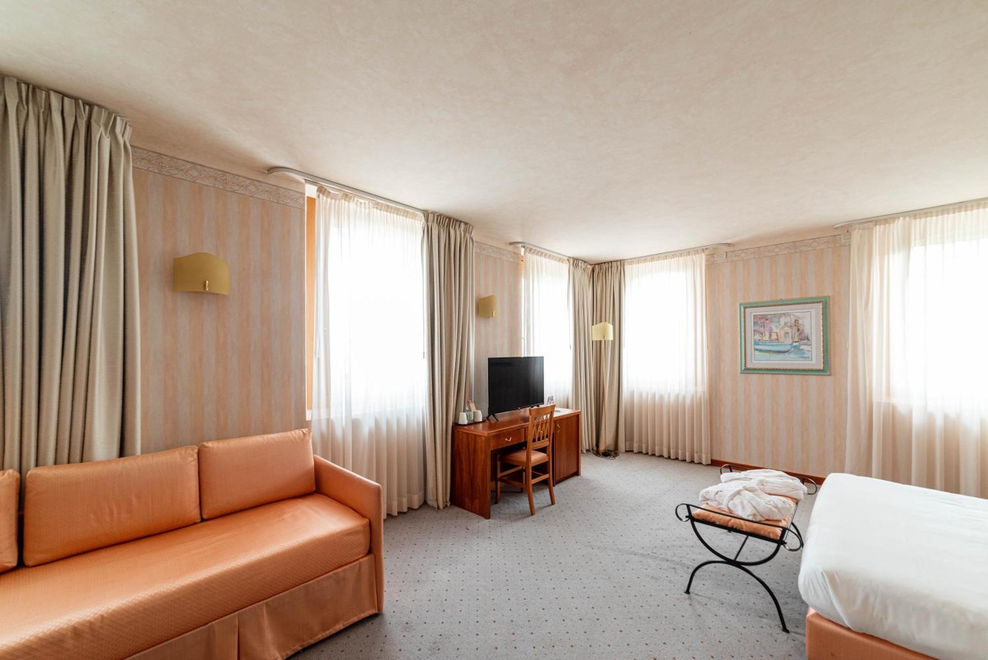 Phi Hotel Astoria Susegana Exteriör bild