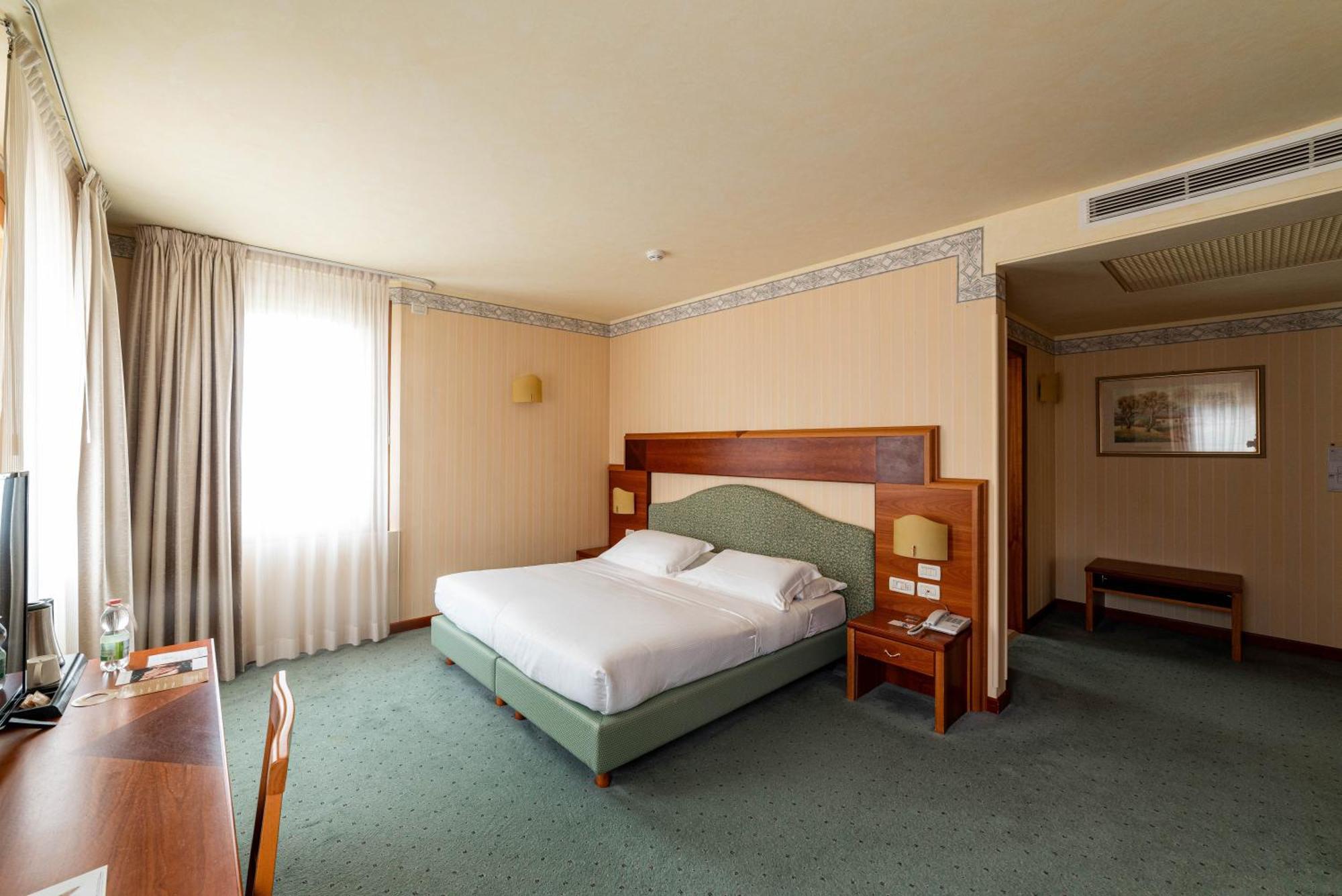 Phi Hotel Astoria Susegana Exteriör bild