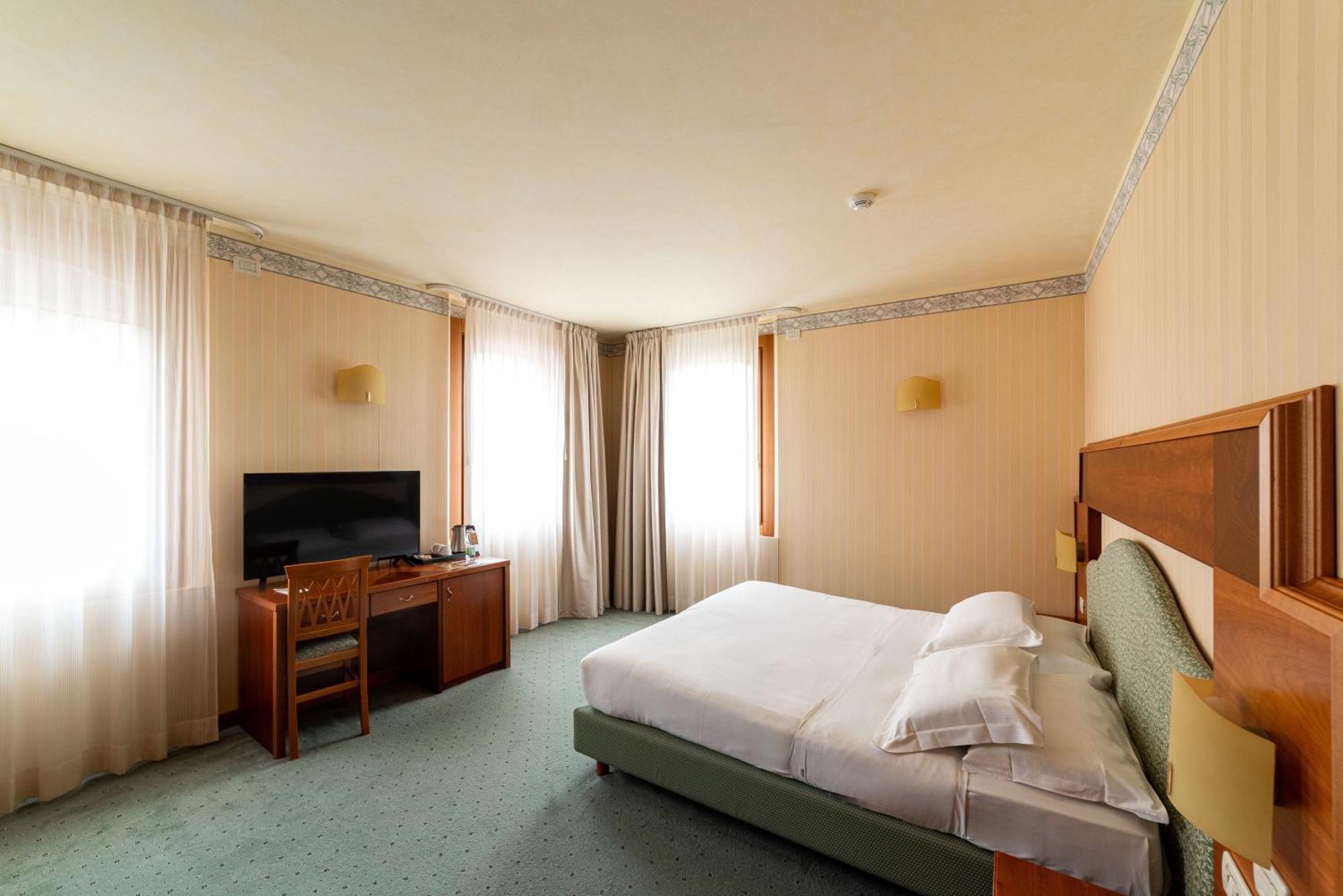Phi Hotel Astoria Susegana Exteriör bild