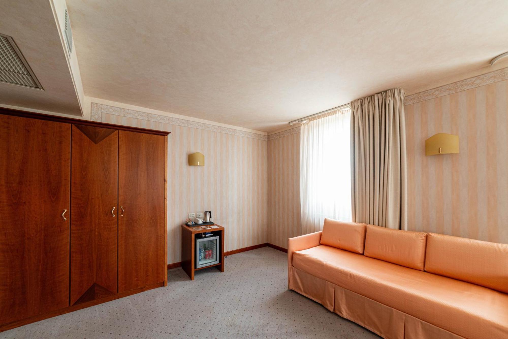 Phi Hotel Astoria Susegana Exteriör bild