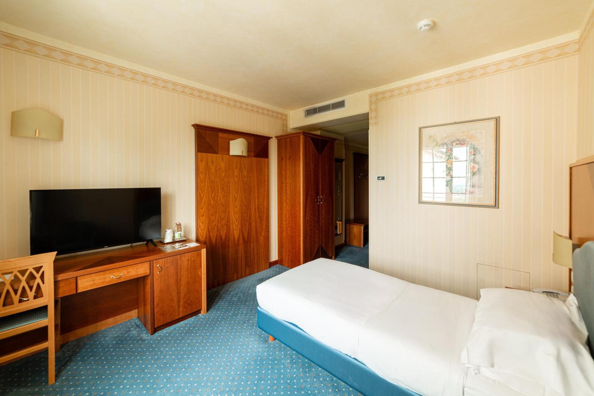 Phi Hotel Astoria Susegana Exteriör bild